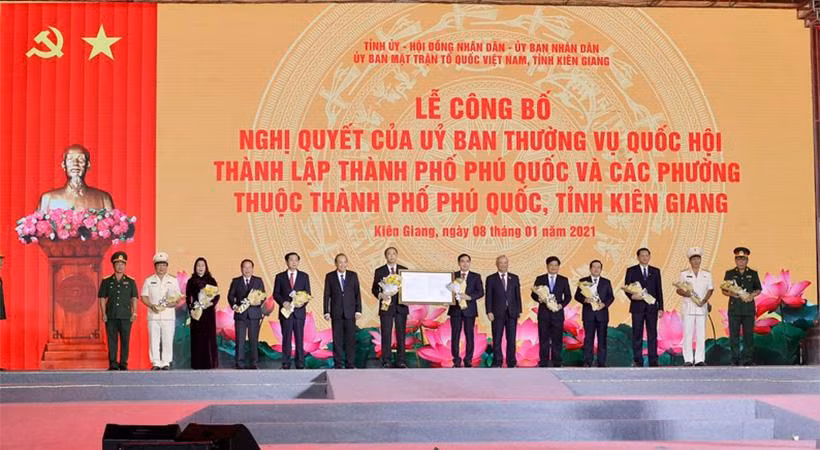 Phó Thủ tướng Thường trực Chính phủ Trương Hòa Bình đã trao Nghị quyết thành lập thành phố Phú Quốc và các phường thuộc thành phố Phú Quốc cho lãnh đạo tỉnh Kiên Giang. Phó Thủ tướng Thường trực Chính phủ Trương Hòa Bình đã trao Nghị quyết thành lập thành phố Phú Quốc và các phường thuộc thành phố Phú Quốc cho lãnh đạo tỉnh Kiên Giang.