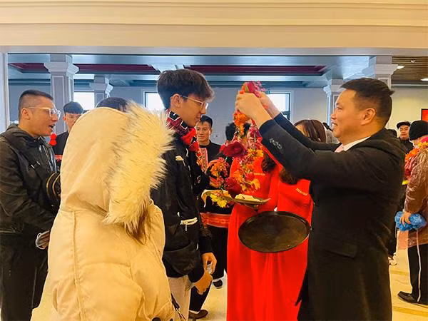 Ông Nguyễn Xuân Chiến, Giám đốc KDL Sun World Fansipan Legend tặng hoa cho những du khách đầu tiên lên đỉnh Fansipan năm 2021