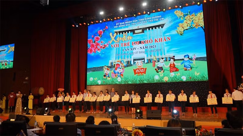 Chương trình“Xuân với trẻ em khó khăn tỉnh Bình Dương lần thứ XIV năm 2021” được tổ chức tại Trung tâm Hội nghị và Triển lãm tỉnh Bình Dương ngày 27/01 vừa qua