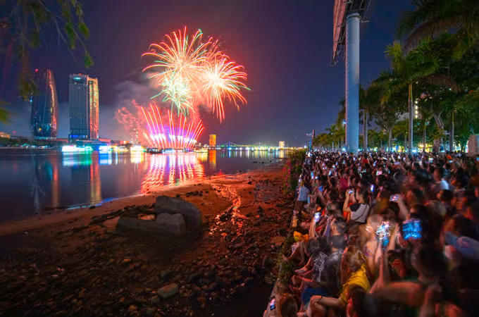 Người dân và du khách đứng kín hai bên bờ sông để chiêm ngưỡng pháo hoa đêm chung kết DIFF 2023 Người dân và du khách đứng kín hai bên bờ sông để chiêm ngưỡng pháo hoa đêm chung kết DIFF 2023