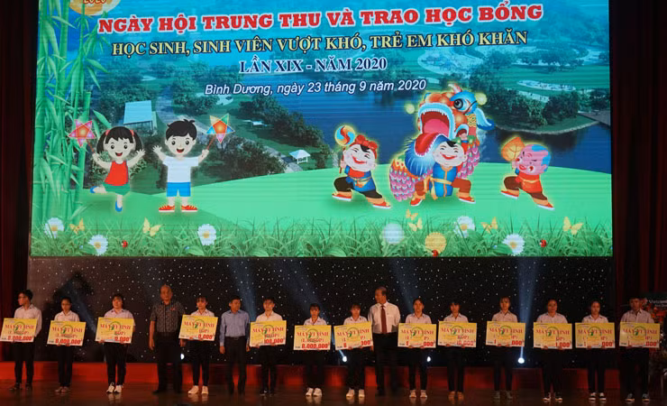 Những phần học bổng được trao cho các em học sinh có hoàn cảnh khó khăn