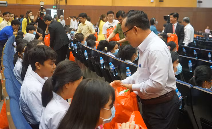 Những phần quà góp phần động viên, khích lệ tinh thần cho các em