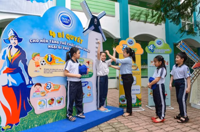 Bên cạnh sân chơi vận động, nhãn hàng Cô Gái Hà Lan còn lắp đặt tại trường các góc dinh dưỡng nhằm cung cấp kiến thức về chế độ dinh dưỡng cân bằng, theo dõi tiến độ phát triển chiều cao cân nặng cho các em học sinh