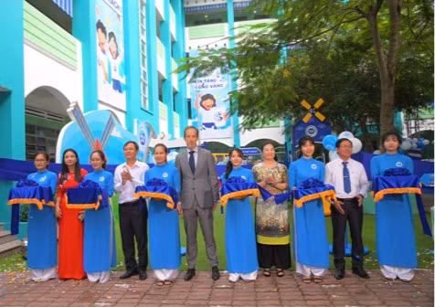 Đại biểu tiến hành nghi lễ cắt băng khánh thành Sân chơi vận động Ngại gì thử thách, sân chơi đầu tiên được lắp đặt tại trường Phú Hòa 3, tỉnh Bình Dương