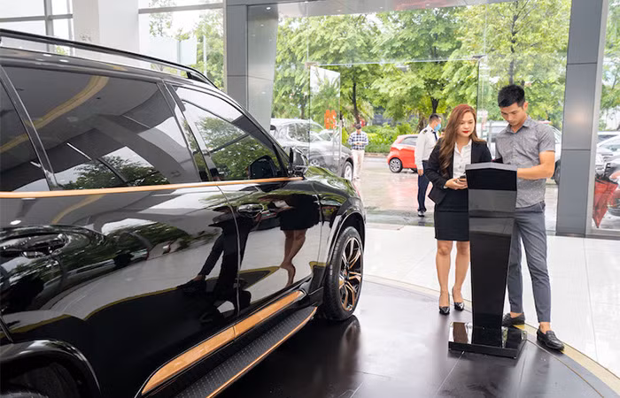 Khách mua xe tìm hiểu về thông tin về màu sơn của VinFast President thông qua màn hình thông tin đặt tại showroom VinFast tại Hà Nội