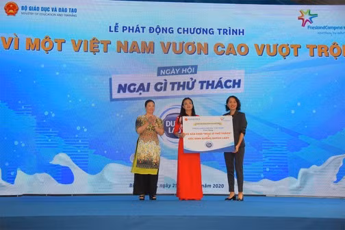 Đại diện Bộ Giáo dục - đào tạo và nhãn hàng Cô Gái Hà Lan chính thức bàn giao các hạng mục đầu tư cho trường Phú Hòa 3, đánh dấu cột mốc quan trọng trong chương trình hợp tác chiến lược “Vì một Việt Nam vươn cao vượt trội”