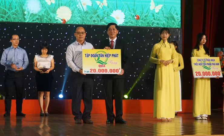 Đại diện Tân Hiệp Phát trao bảng tài trợ cho chương trình