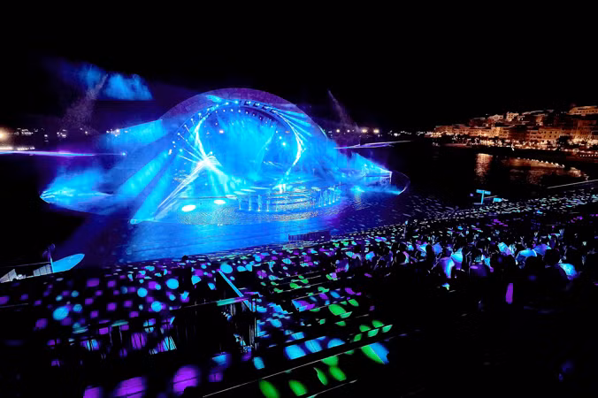 Thưởng thức show diễn Kiss The Stars tại thị trấn Hoàng Hôn. Thưởng thức show diễn Kiss The Stars tại thị trấn Hoàng Hôn.