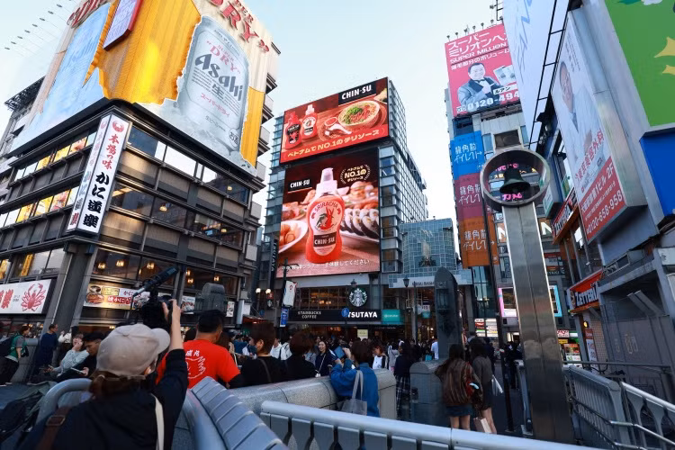 Tương ớt Chin-su xuất hiện hoành tráng tại khu phố ẩm thực sôi động Dotonbori, Osaka