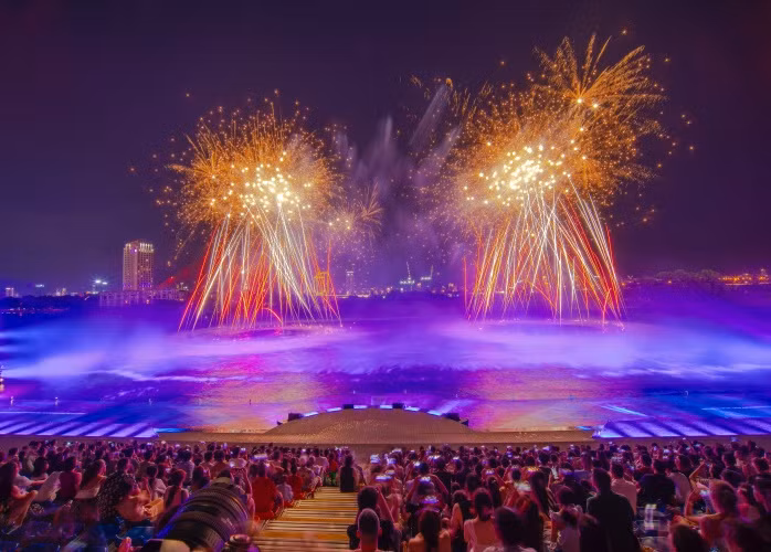 Khán giả không thể rời mắt khỏi loạt hiệu ứng pháo hoa độc đáo trong show diễn Symphony of River