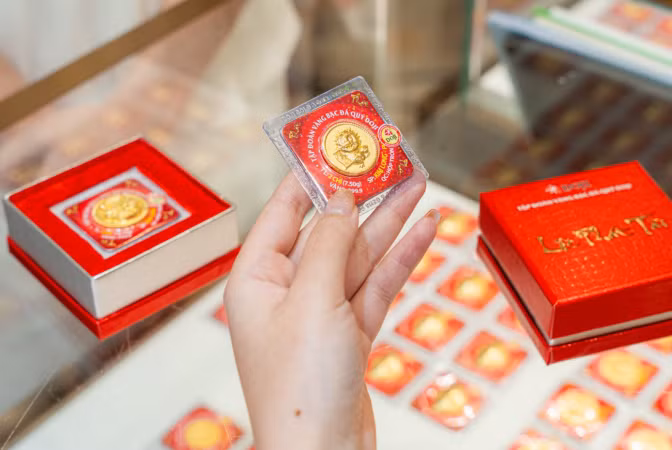 Thu Hằng dùng khoản lương thưởng cuối năm để mua vàng ép vỉ.
