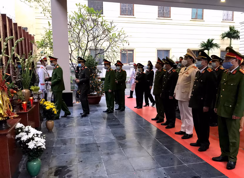 Trung tướng Nguyễn Hải Trung cùng các đại biểu đã thành kính dâng hương tưởng nhớ công lao, đóng góp to lớn của các anh hùng liệt sỹ Công an Thủ đô. Trung tướng Nguyễn Hải Trung cùng các đại biểu đã thành kính dâng hương tưởng nhớ công lao, đóng góp to lớn của các anh hùng liệt sỹ Công an Thủ đô.
