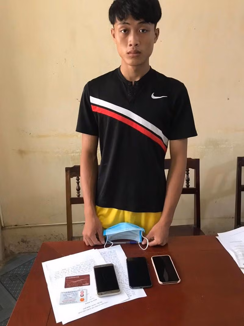 Đối tượng Quách Duy HIếu và một số tang vật liên quan đến vụ cướp do đối tượng gây ra được Cơ quan Công an thu hồi trong quá trình điều tra Đối tượng Quách Duy HIếu và một số tang vật liên quan đến vụ cướp do đối tượng gây ra được Cơ quan Công an thu hồi trong quá trình điều tra