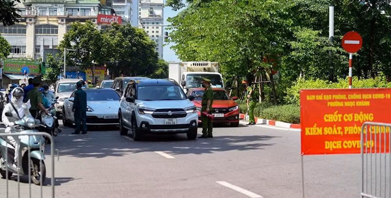 Chốt cơ động kiểm soát, phòng chống dịch bệnh tại địa bàn phường Ngọc Khánh