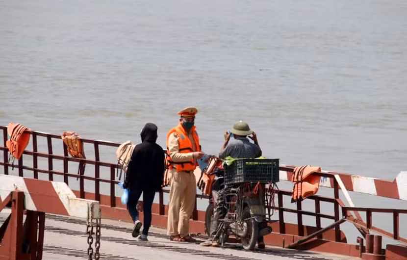 Cán bộ Đội CSGT đường thuỷ số 2 phát khẩu trang miễn phí, đồng thời tuyên truyền nhắc nhở người đi đò thực hiện nghiêm quy định về phòng, chống dịch Covid-19 và an toàn giao thông đường thuỷ