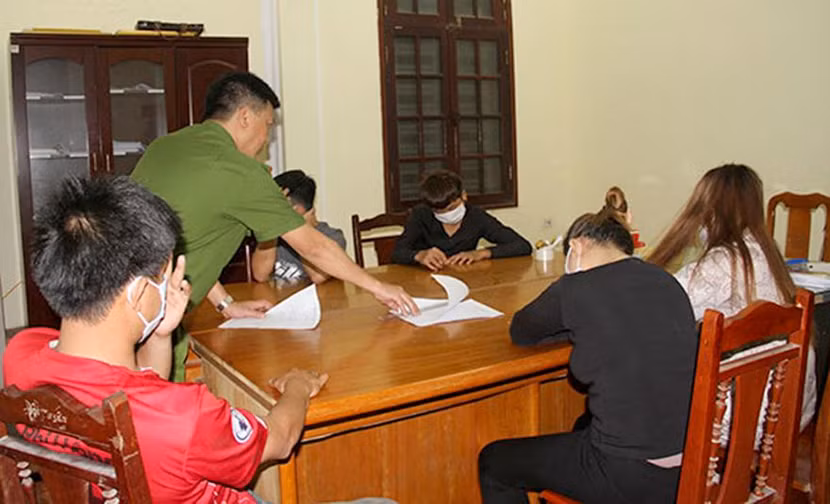 Đối tượng mua bán dâm được đưa về cơ quan Công an làm việc