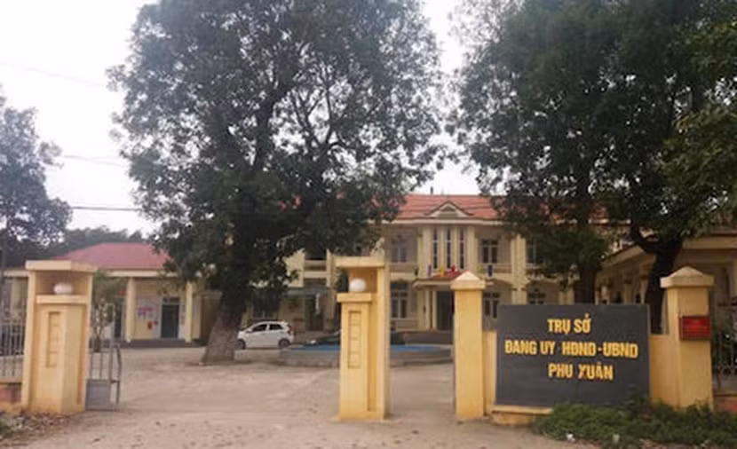 Trụ sở Đảng uỷ, UBND xã Phú Xuân nơi ông Thuỷ và ông Mậu công tác trước khi bị bắt Trụ sở Đảng uỷ, UBND xã Phú Xuân nơi ông Thuỷ và ông Mậu công tác trước khi bị bắt