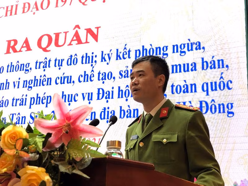 Thượng tá Nguyễn Ngọc Quyền - Trưởng Công an quận, Phó Trưởng ban Thường trực BCĐ 197 quận Hà Đông tiếp thu ý kiến chỉ đạo của đồng chí Phó Giám đốc CATP và Chủ tịch UBND quận Hà Đông