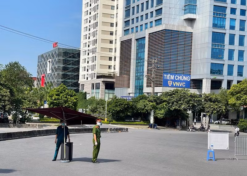 Dù nắng hay mưa, lực lượng chức năng ở 30 chốt phòng chống dịch bệnh Covid-19 luôn có người túc trực 24/24