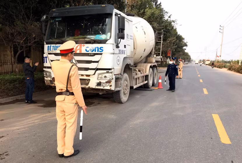 Lực lượng CSGT-TT Công an huyện Phúc Thọ phối hợp với lưc lượng chức năng xử lý xe quá tải chạy trên tuyến Quốc lộ 32 Lực lượng CSGT-TT Công an huyện Phúc Thọ phối hợp với lưc lượng chức năng xử lý xe quá tải chạy trên tuyến Quốc lộ 32