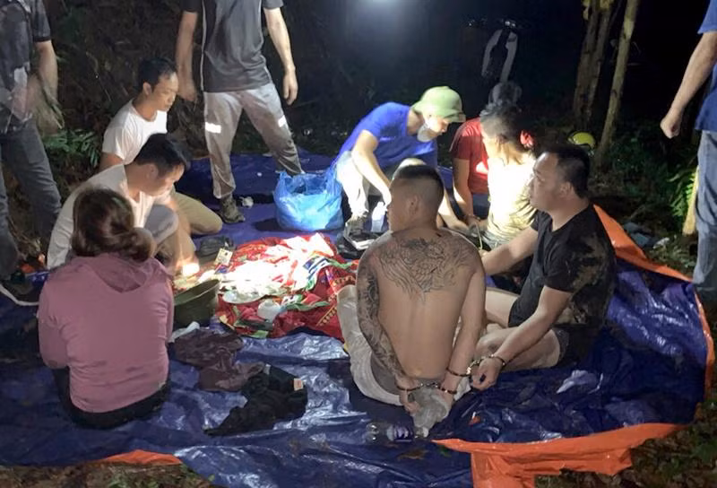 Nhóm đối tượng rủ nhau lên đồi vắng mở "xới bạc" cùng nhau sát phạt bị lực lượng CAH Tiên Yên vây bắt Nhóm đối tượng rủ nhau lên đồi vắng mở "xới bạc" cùng nhau sát phạt bị lực lượng CAH Tiên Yên vây bắt