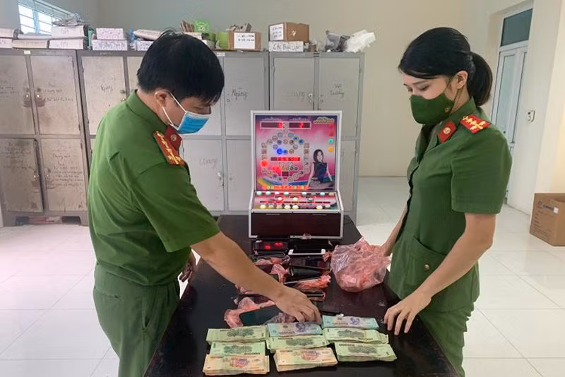 Máy đánh bạc và hơn 150 triệu đồng được cơ quan Công an thu giữ tại thời điểm bắt giữ