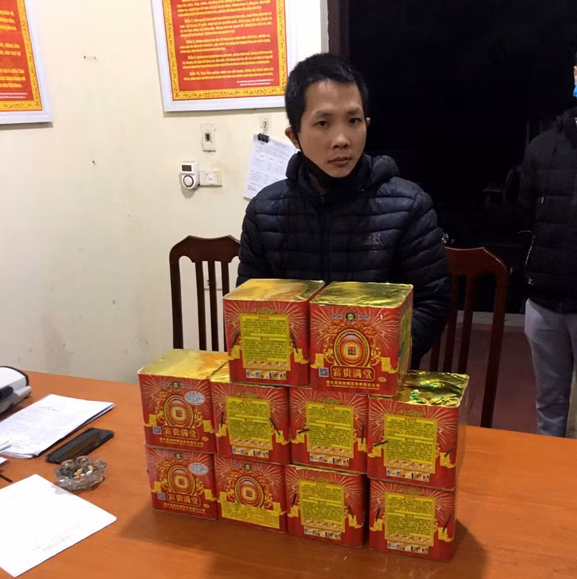 Quá trình triển khai kế hoạch cao điểm, các đơn vị Công an huyện Phúc Thọ có sự phối hợp nhịp nhàng, triển khai đồng bộ các biện pháp phát hiện, bắt giữ đối tượng tàng trữ pháo hoa nổ với số lượng lớn Quá trình triển khai kế hoạch cao điểm, các đơn vị Công an huyện Phúc Thọ có sự phối hợp nhịp nhàng, triển khai đồng bộ các biện pháp phát hiện, bắt giữ đối tượng tàng trữ pháo hoa nổ với số lượng lớn
