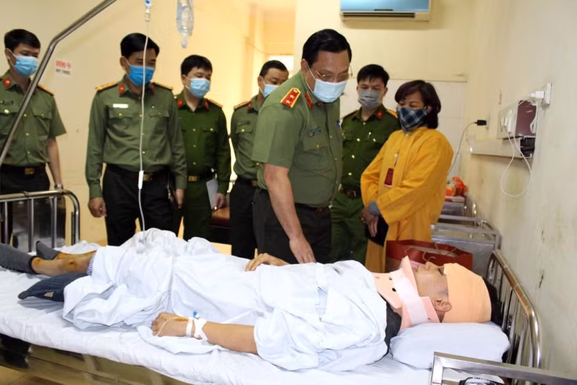 Trung tướng Nguyễn Hải Trung, Ủy viên Ban Thường vụ Thành ủy, Bí thư Đảng ủy, Giám đốc CATP Hà Nội thăm, động viên Thượng uý Trần Thượng Kiên bị thương trong khi làm nhiệm vụ, đang được điều trị tại Bệnh viện 19-8 Bộ Công an Trung tướng Nguyễn Hải Trung, Ủy viên Ban Thường vụ Thành ủy, Bí thư Đảng ủy, Giám đốc CATP Hà Nội thăm, động viên Thượng uý Trần Thượng Kiên bị thương trong khi làm nhiệm vụ, đang được điều trị tại Bệnh viện 19-8 Bộ Công an