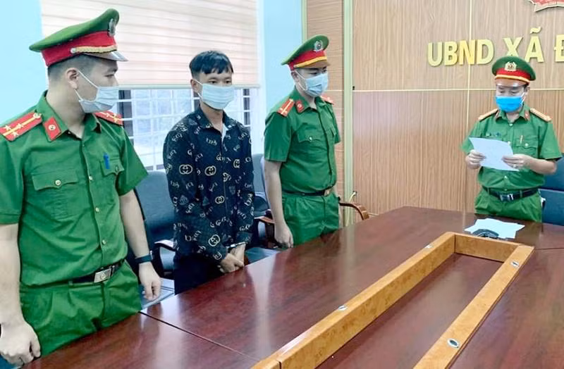 Cơ quan Công an bắt giữ đối tượng Triệu A Hai (áo đen)