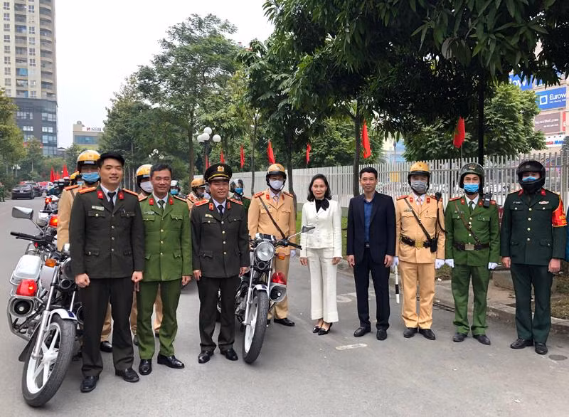 Lãnh đạo CATP và UBND quận Hà Đông động viên, chụp ảnh lưu niệm tại lễ ra quân