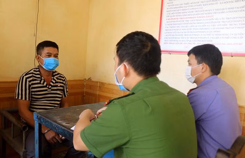Cơ quan tố tụng lấy lời khai của đối tượng Nguyễn Hữu Tuyên (áo polo sọc đen, trắng) Cơ quan tố tụng lấy lời khai của đối tượng Nguyễn Hữu Tuyên (áo polo sọc đen, trắng)