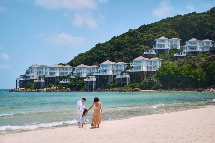 Những khu nghỉ dưỡng với đa dạng trải nghiệm đang níu chân du khách lưu trú dài ngày.
