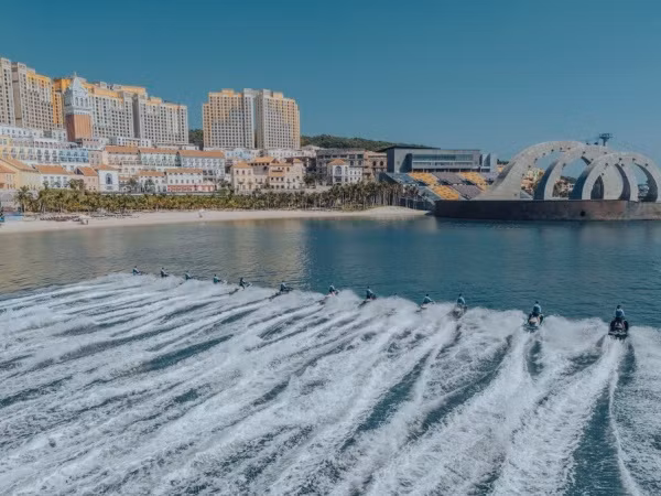Những vận động viên Jetski luyện tập trình diễn trước thềm show ra mắt.