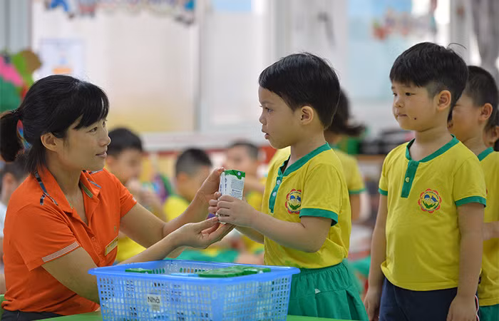 SHĐ tại Việt Nam được triển khai hiệu quả một phần lớn là nhờ sự tham gia tích cực của các cán bộ giáo dục và đội ngũ giáo viên SHĐ tại Việt Nam được triển khai hiệu quả một phần lớn là nhờ sự tham gia tích cực của các cán bộ giáo dục và đội ngũ giáo viên