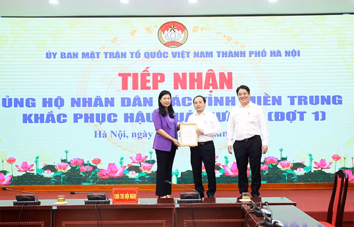 Thay mặt tập thể cán bộ nhân viên EVNHANOI, đồng chí Phùng Lê Dũng - Chủ tịch Công đoàn Tổng công ty trao ủng hộ đợt 1 tại Ủy ban Mặt trận tổ quốc Việt Nam TP Hà Nội