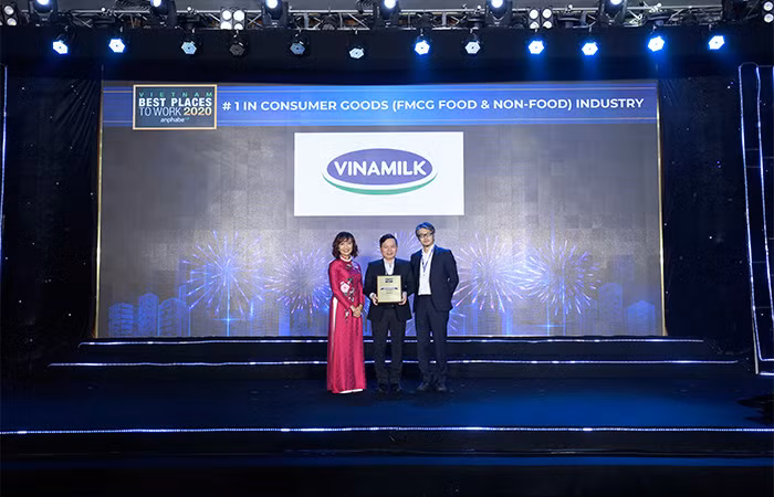 Vinamilk còn dẫn đầu 2 bảng xếp hạng khác là “Top 50 doanh nghiệp Việt có thương hiệu nhà tuyển dụng hấp dẫn” và “Nơi làm việc tốt nhất trong ngành hàng tiêu dùng nhanh”.