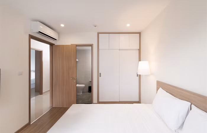 Khách thuê có 2 lựa chọn căn hộ: Căn trang bị cơ bản bao gồm giường, đệm, tủ quần áo, rèm, bếp, bình nóng lạnh, điều hòa; và Căn trang bị đủ đồ gồm nội thất cơ bát và trang bị thêm thiết bị điện tử gia đình: tivi, tủ lạnh, máy giặt