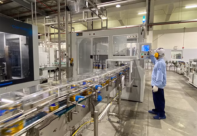 Nhân viên của Vinamilk làm việc trong môi trường hiện đại, được tiếp cận các công nghệ mới và các hệ thống quản lý tiên tiến giúp nâng cao hiệu quả lao động