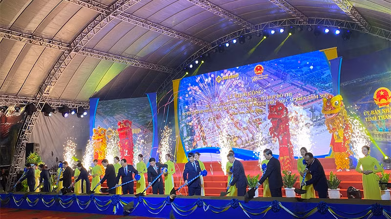 Các đại biểu thực hiện nghi thức khởi công dự án quảng trường biển và tổ hợp đô thị du lịch sinh thái, nghỉ dưỡng, vui chơi giải trí cao cấp biển Sầm Sơn