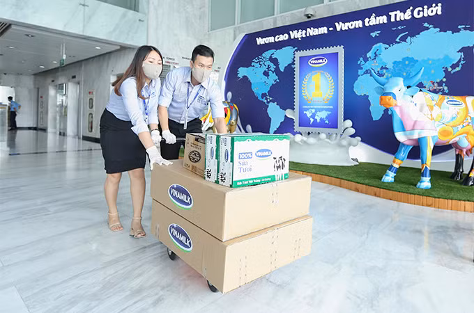 Vinamilk luôn khuyến khích nhân viên tham gia các hoạt động vì cộng đồng của công ty như Quỹ sữa Vươn cao Việt Nam, Quỹ 1 triệu cây xanh