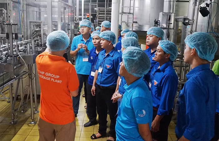 Đoàn đại biểu được tham quan trực tiếp nhà máy Tân Hiệp Phát tại Bình Dương Đoàn đại biểu được tham quan trực tiếp nhà máy Tân Hiệp Phát tại Bình Dương