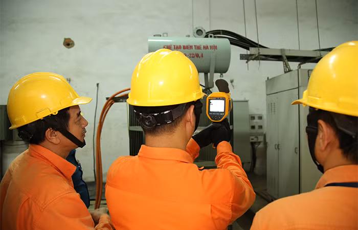 EVNHANOI thực hiện kiểm tra nhiệt độ tiếp xúc tại trạm biến áp EVNHANOI thực hiện kiểm tra nhiệt độ tiếp xúc tại trạm biến áp