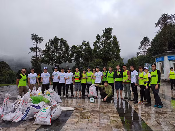Các runner của Run4Self và Sun World Fansipan Legend cân những túi rác gom được từ cung đường leo núi Fansipan