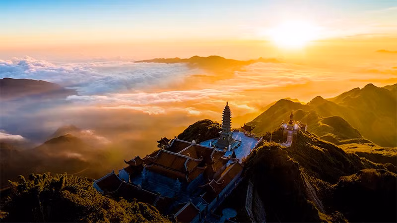 Hoàng hôn "rực lửa" trên đỉnh Fansipan