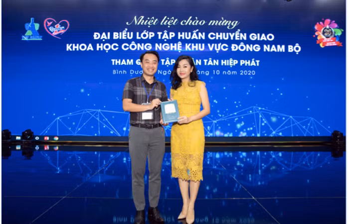 Giám đốc Trung tâm phát triển khoa học công nghệ và tài năng trẻ gửi lời cảm ơn đến Tập đoàn Tân Hiệp Phát sau chuyến tham quan Giám đốc Trung tâm phát triển khoa học công nghệ và tài năng trẻ gửi lời cảm ơn đến Tập đoàn Tân Hiệp Phát sau chuyến tham quan
