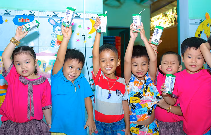 Chương trình Sữa học đường đã góp phần tiết kiệm chi phí cho các phụ huynh trong việc bổ sung dinh dưỡng cho con, đặc biệt đối với các vùng điều kiện kinh tế còn khó khăn Chương trình Sữa học đường đã góp phần tiết kiệm chi phí cho các phụ huynh trong việc bổ sung dinh dưỡng cho con, đặc biệt đối với các vùng điều kiện kinh tế còn khó khăn