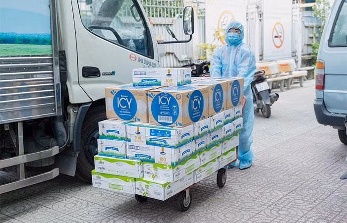 48.000 sản phẩm gồm sữa tươi, nước giải khát, sữa trái cây Vinamilk đã kịp thời tiếp sức cho các cán bộ tuyến đầu TP.HCM, tổ công tác đang làm việc, lấy mẫu, xét nghiệm bất kể ngày đêm.
