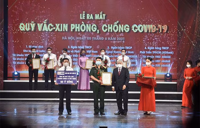 Ông Trần Minh Đạt – P.TGĐ MB trao tặng số tiền 60 tỷ cho Quỹ Vaccine phòng COVID-19