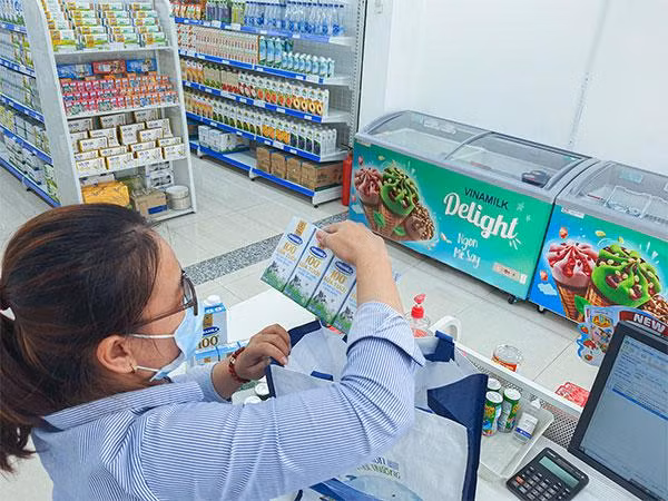 Nhân viên cửa hàng “Giấc mơ sữa Việt” cẩn thận kiểm tra các sản phẩm trước khi giao đến tận nhà cho người tiêu dùng Nhân viên cửa hàng “Giấc mơ sữa Việt” cẩn thận kiểm tra các sản phẩm trước khi giao đến tận nhà cho người tiêu dùng