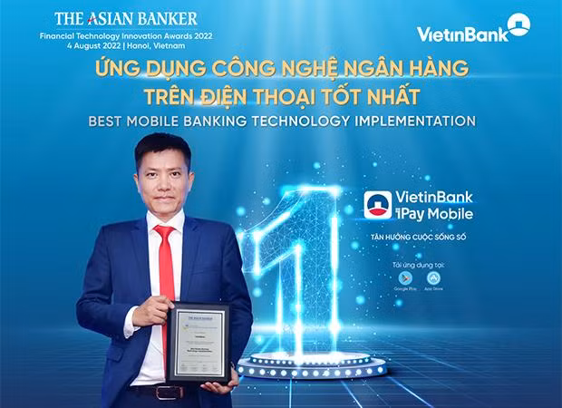 Ông Lê Anh Tuấn – Giám đốc Ban số hóa kênh phân phối bán lẻ đại diện VietinBank nhận Giải thưởng “Ứng dụng công nghệ ngân hàng trên điện thoại tốt nhất”